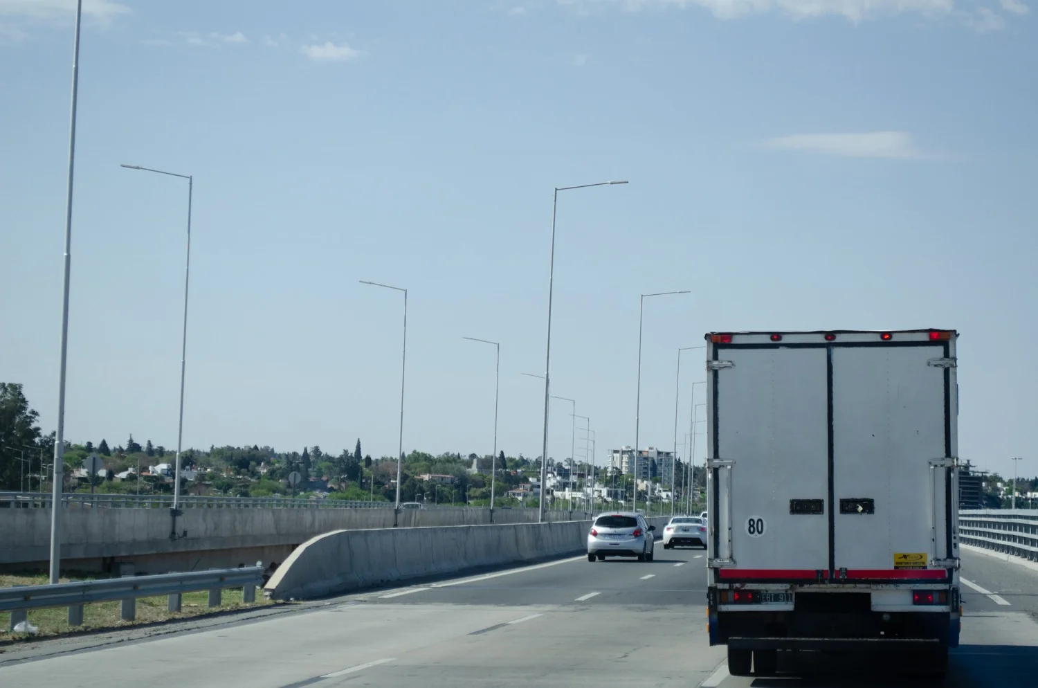 Camión de mudanzas en autopista