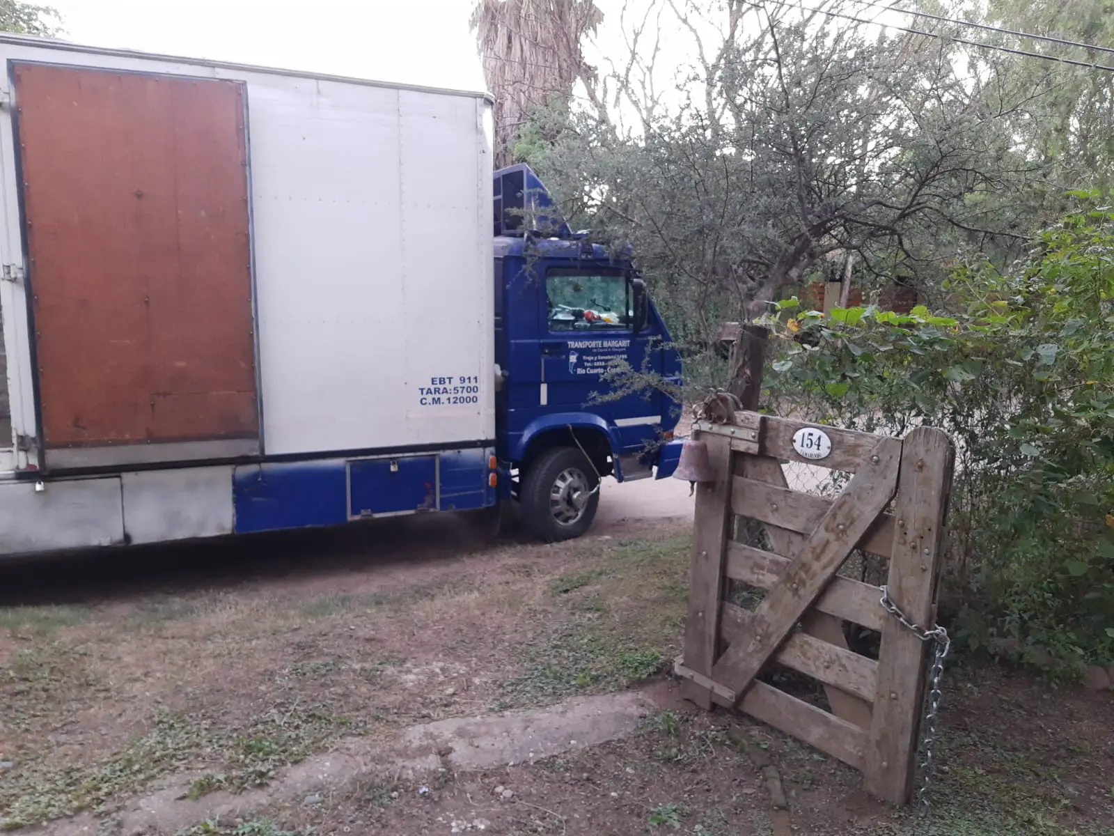 Camión de mudanzas en domicilio del cliente