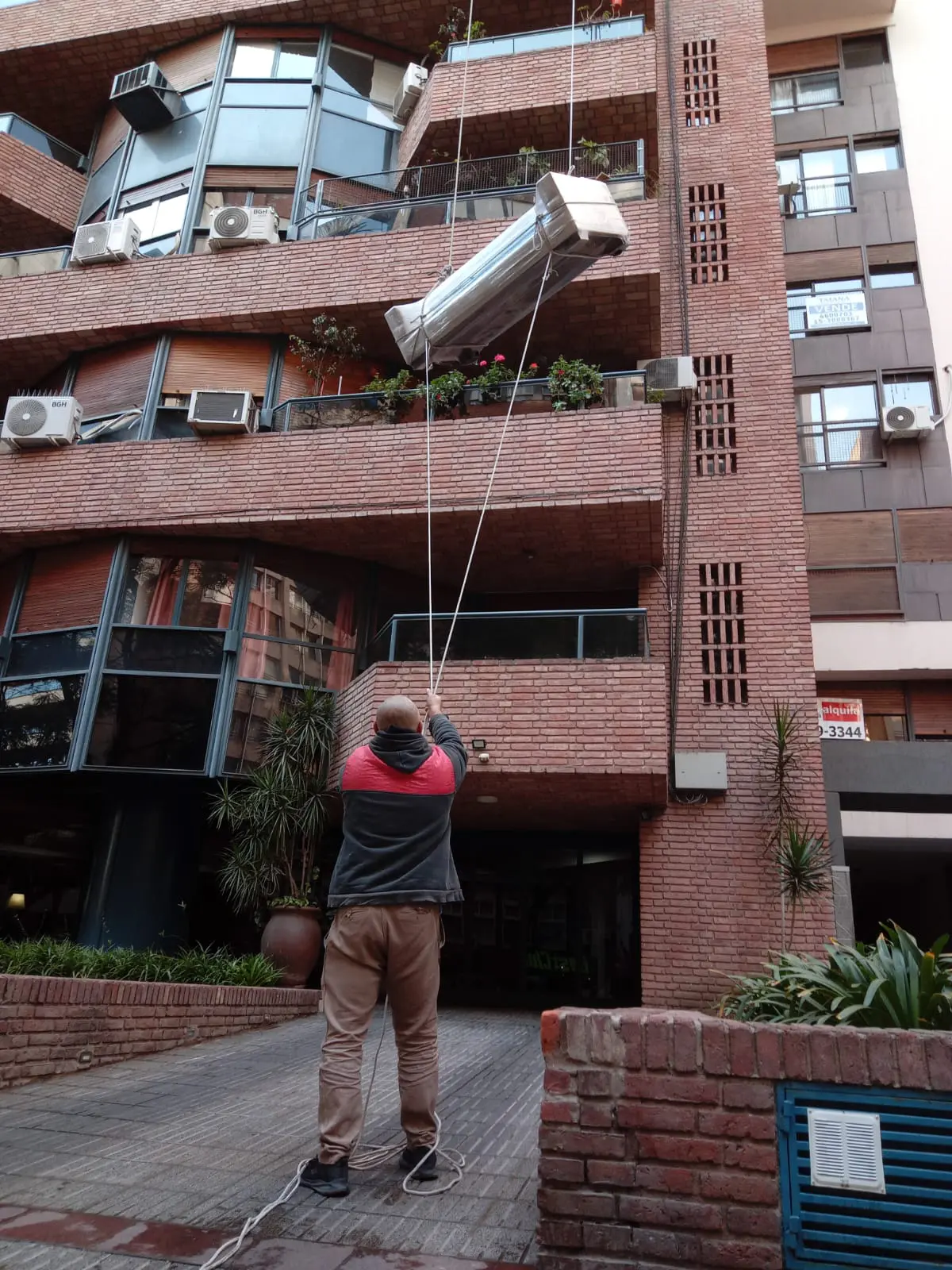 Izaje de muebles por balcón en edificio
